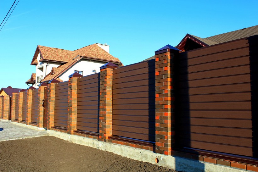 Деревянный забор с подсветкой