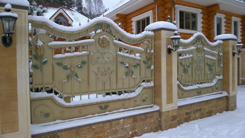 Забор из кирпича и сайдинга