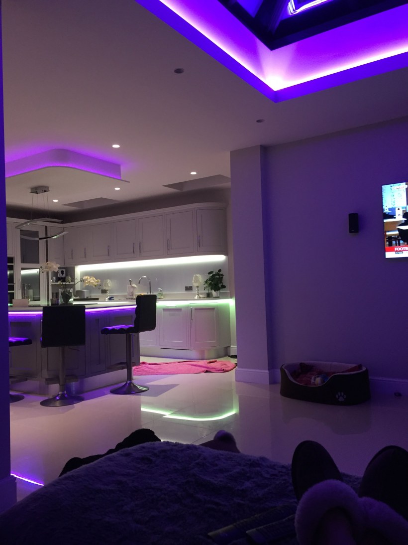 Фиолетовое освещение комнаты