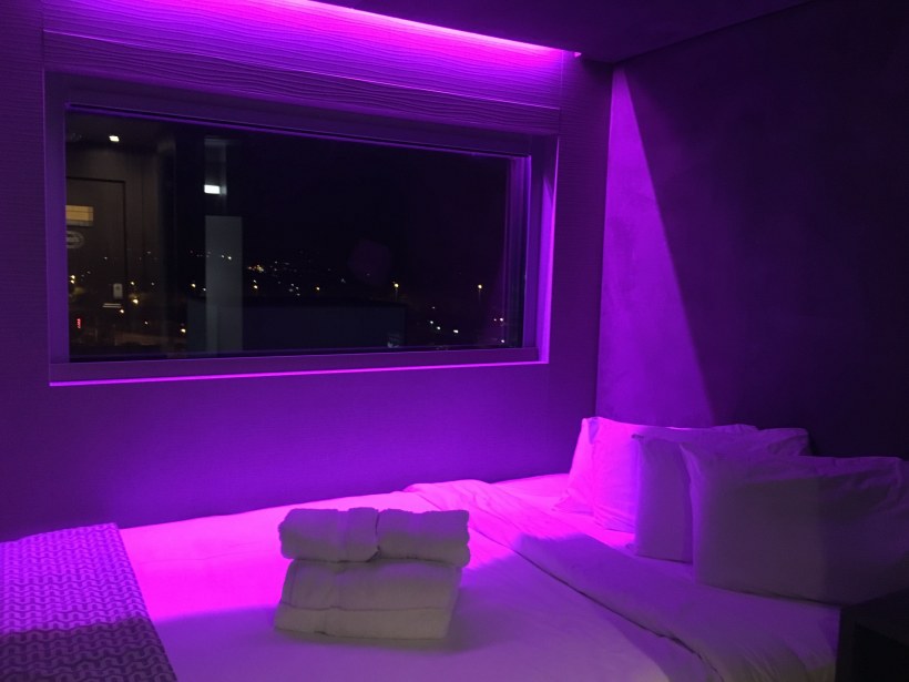 Комната неон