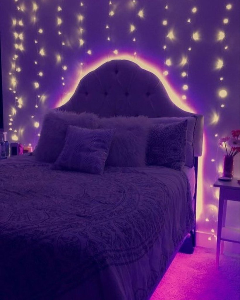 Комната с фиолетовой подсветкой