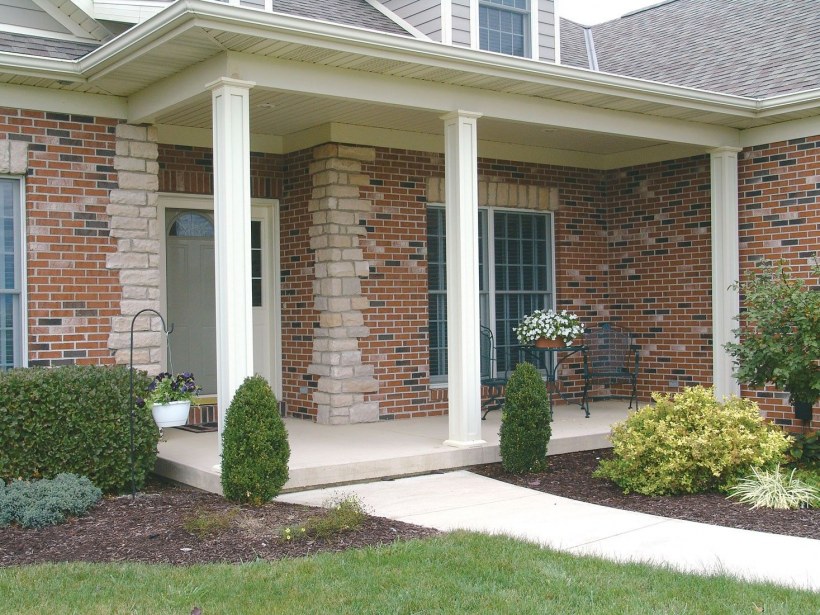 Крыльцо с колоннами из кирпича