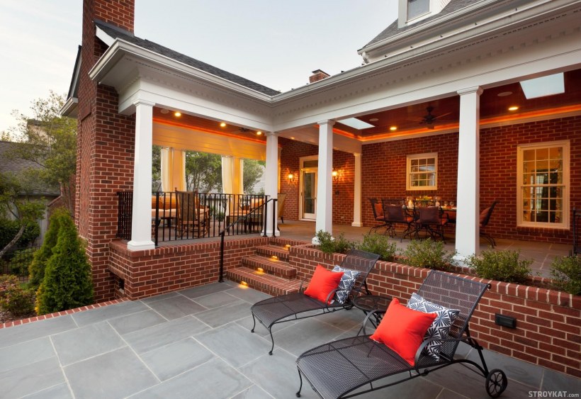 Пристройка к дому с колоннами