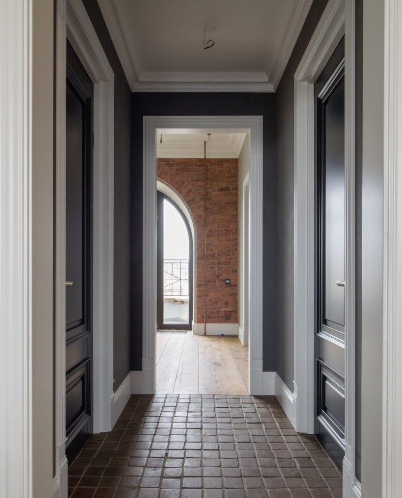 Темная дверь с белыми наличниками