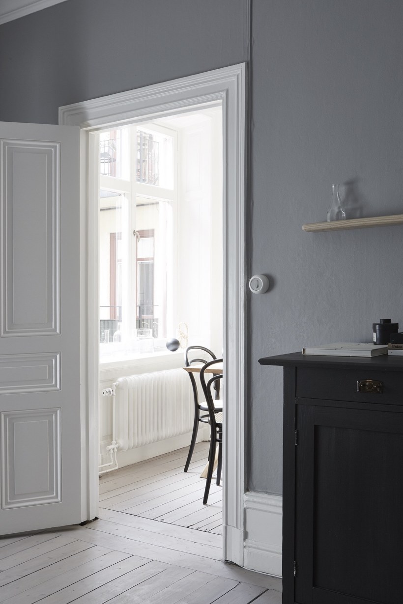 Серые двери и белый плинтус