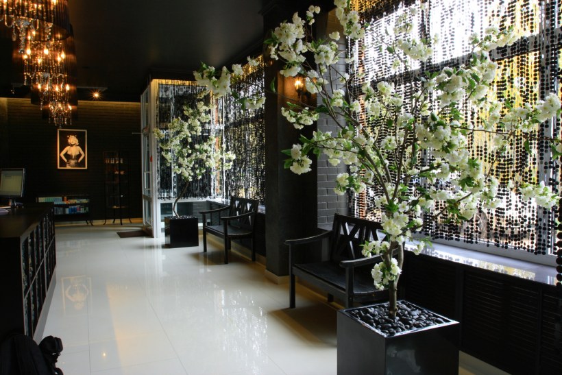 Искусственные цветы в интерьере ресторана