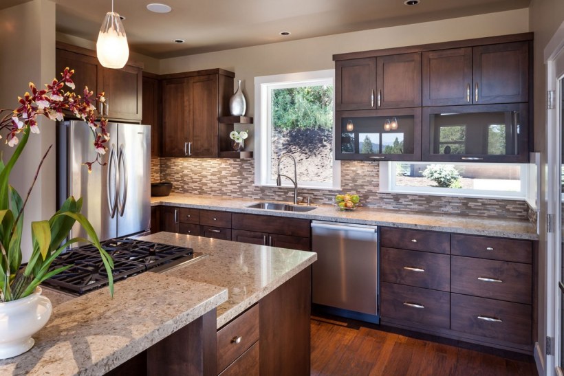 Темная кухня в загородном доме