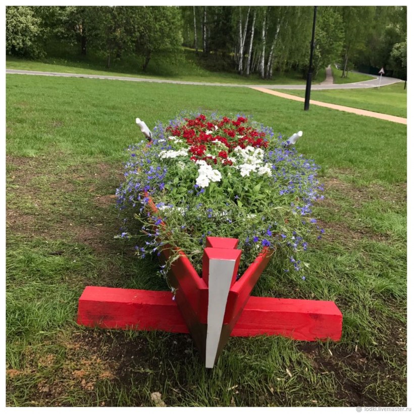 Клумба лодка