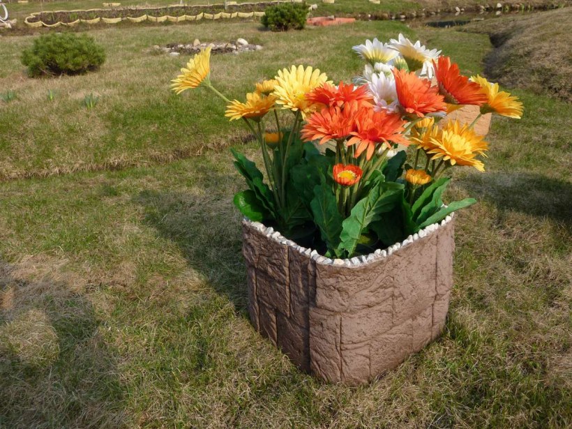 Обложить клумбу