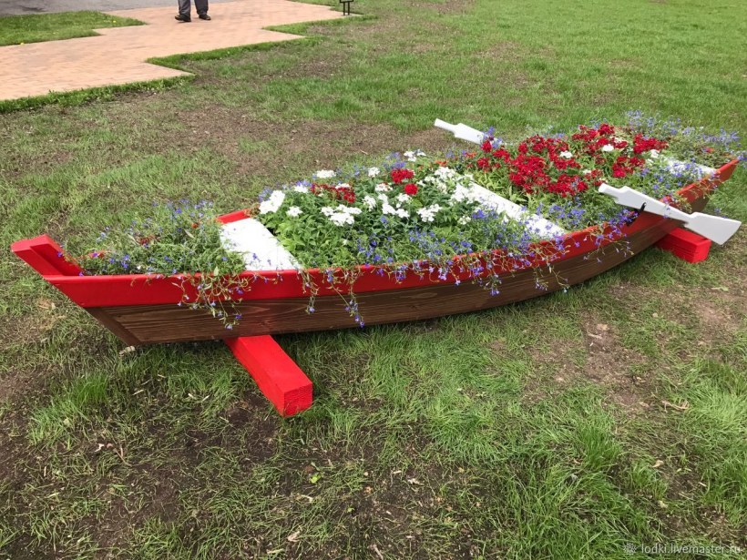 Клумба лодка