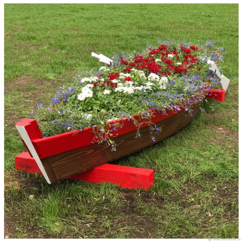 Клумба лодка