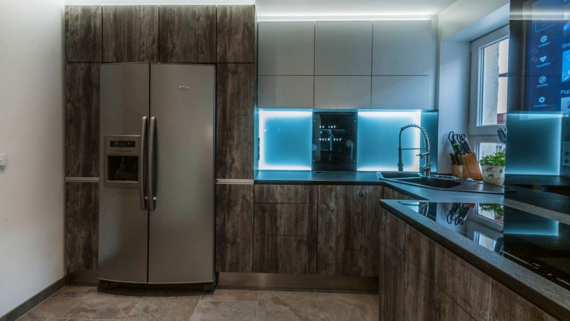 Холодильник Side by Side в интерьере кухни-гостиной