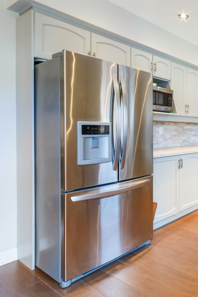 Двухдверный холодильник в интерьере