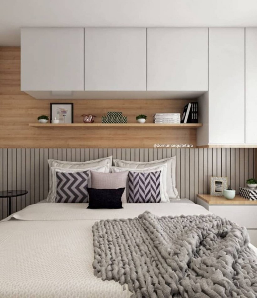 Спальня со шкафом в изголовье