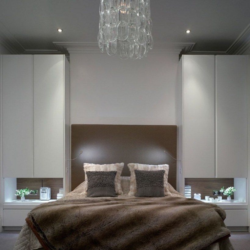 Шкаф в изголовье кровати