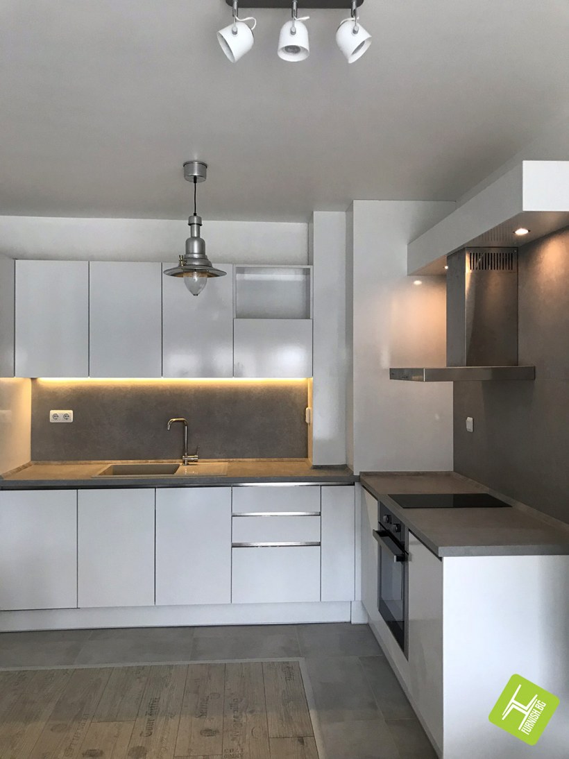 Кухня бетон и белый глянец