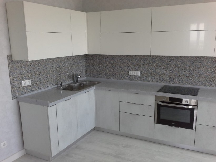 Белая кухня столешница бетон