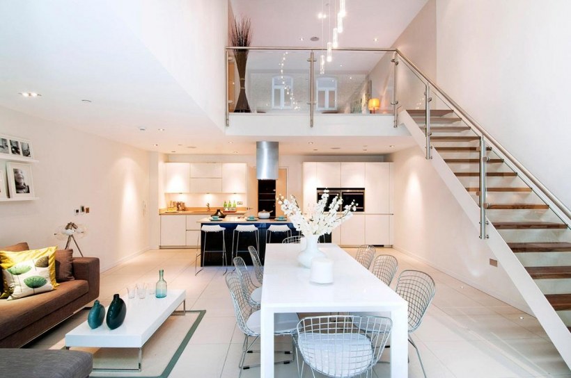 Кухня гостиная с лестницей