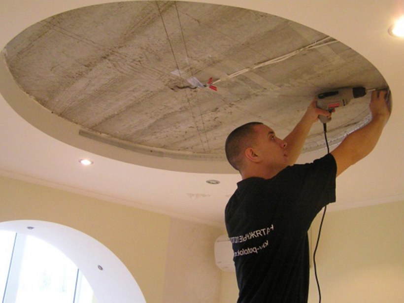 Натяжка полотна натяжного потолка