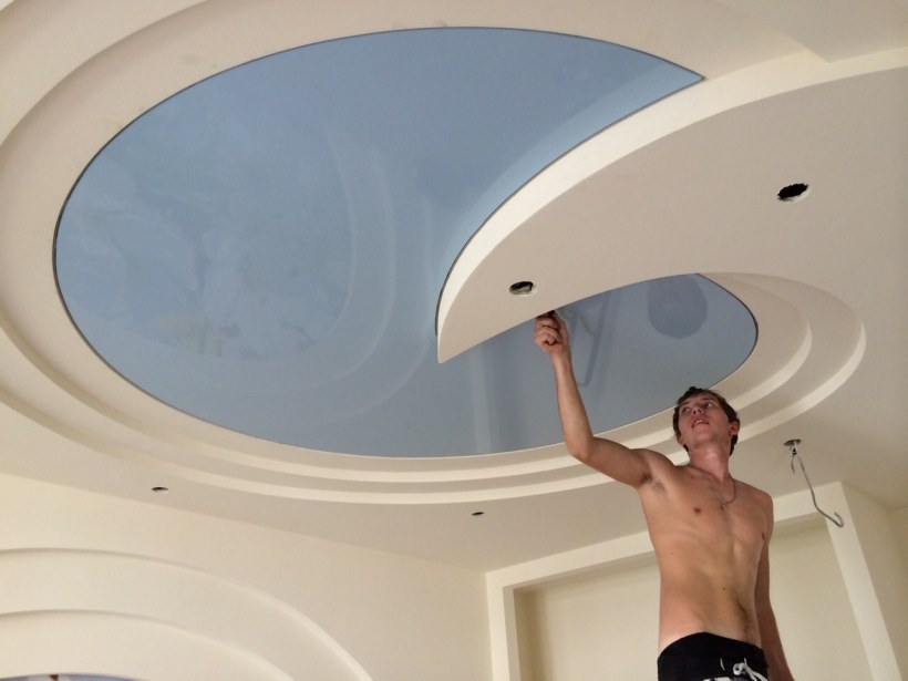 Монтаж сложных натяжных потолков