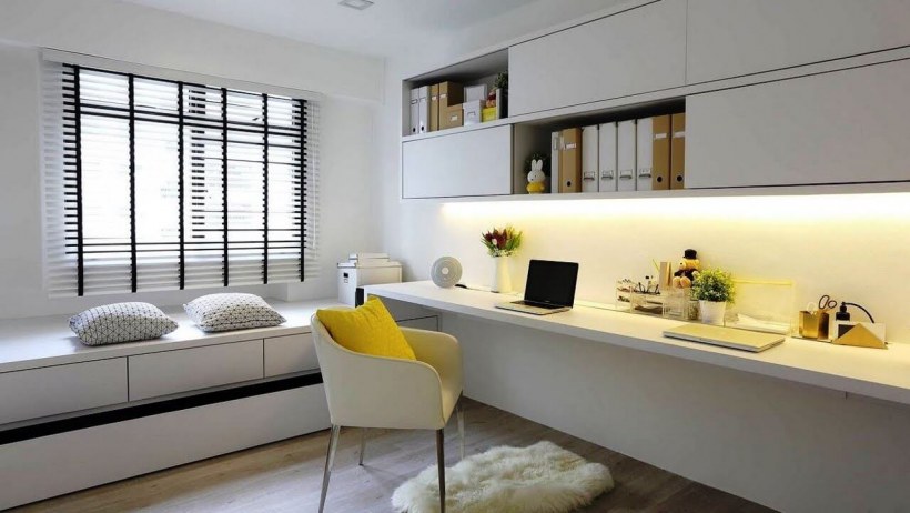 Длинный стол вдоль стены