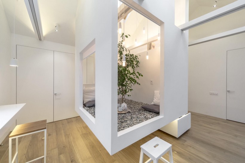 Посредине комнаты