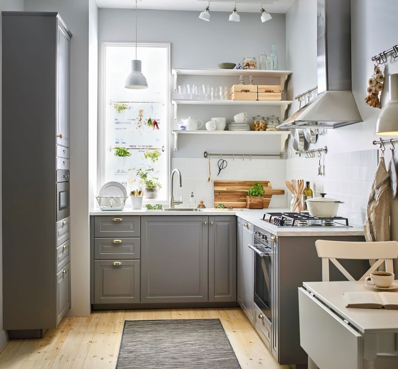 Интерьер кухни с балконом