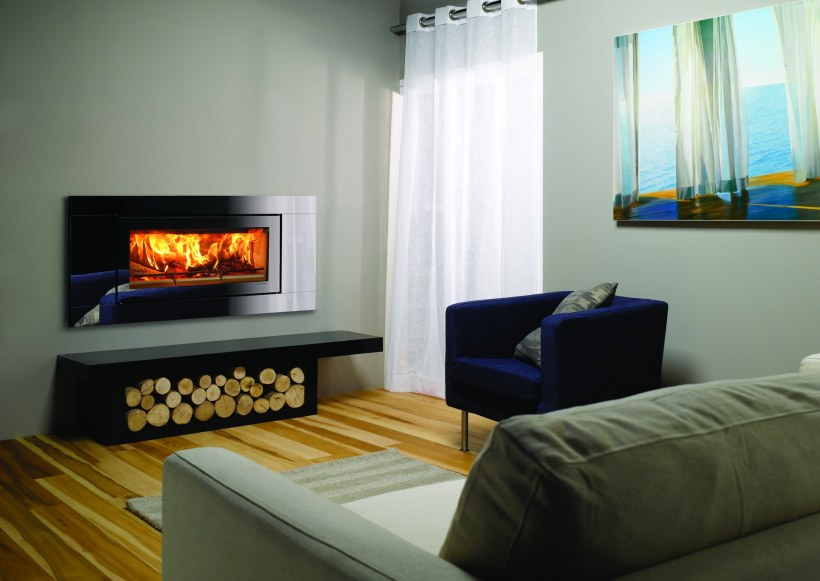 Настенный камин в интерьере гостиной