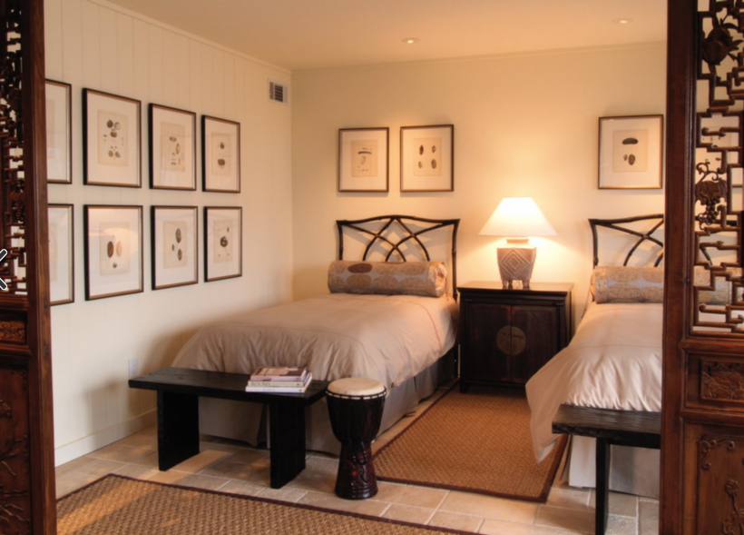 Спальня с двумя кроватями