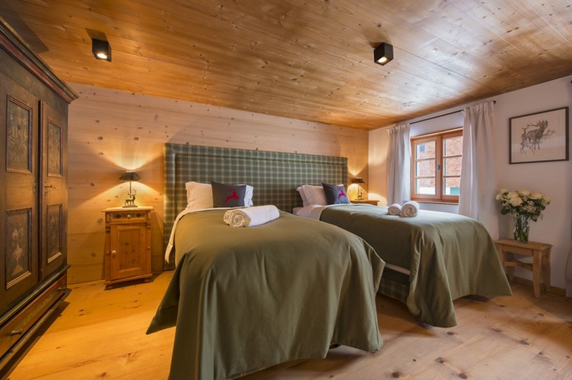 Спальня с двумя кроватями