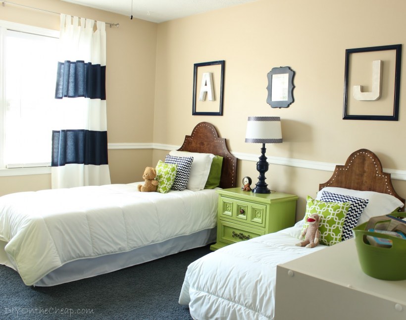 Спальня с двумя кроватями для супругов