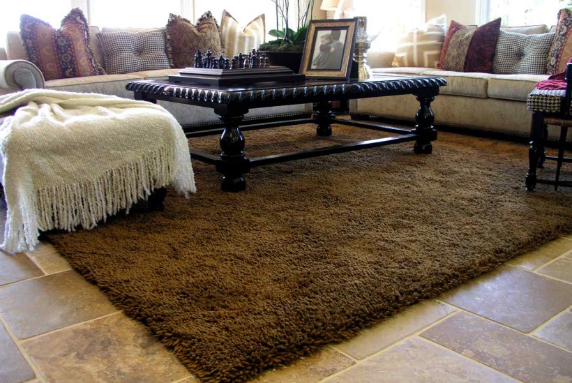 Ковер на полу в гостиной