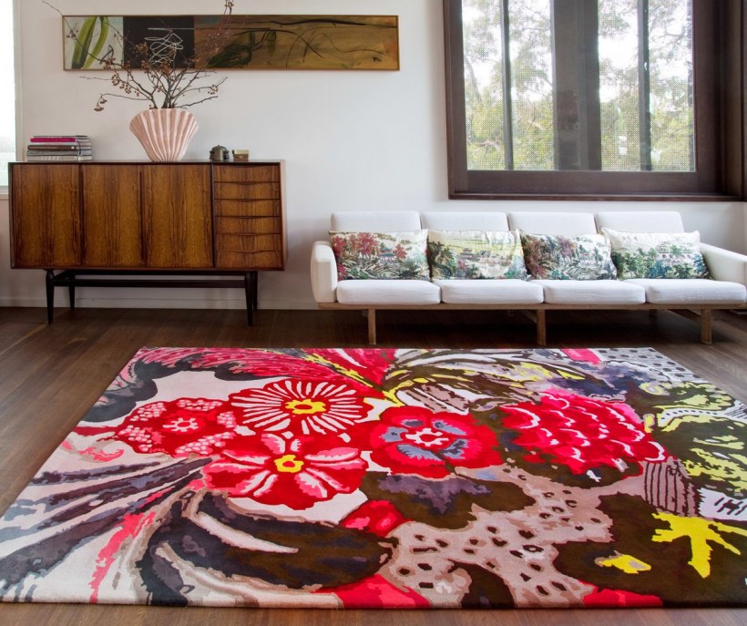 Яркий ковер в интерьере