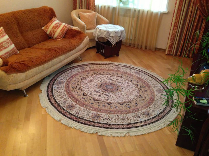 Интерьеры квартир с круглыми коврами