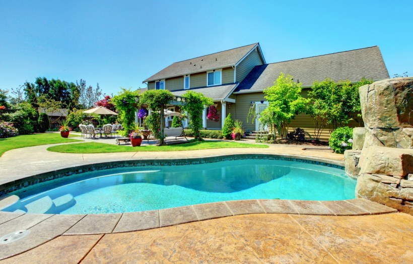 Домик с бассейном