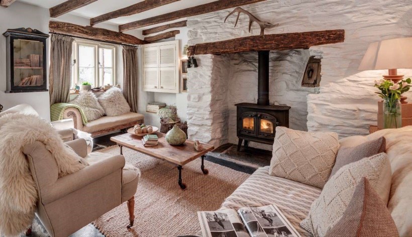 Маленькая уютная гостиная в деревенском стиле