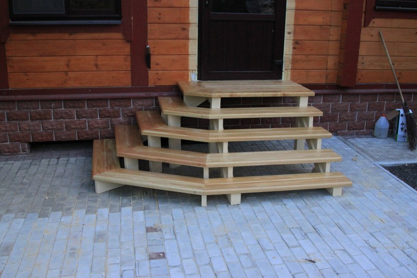 Деревянное крыльцо