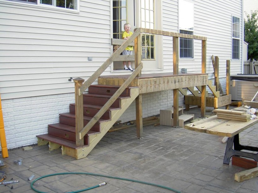 Деревянное крыльцо на две стороны