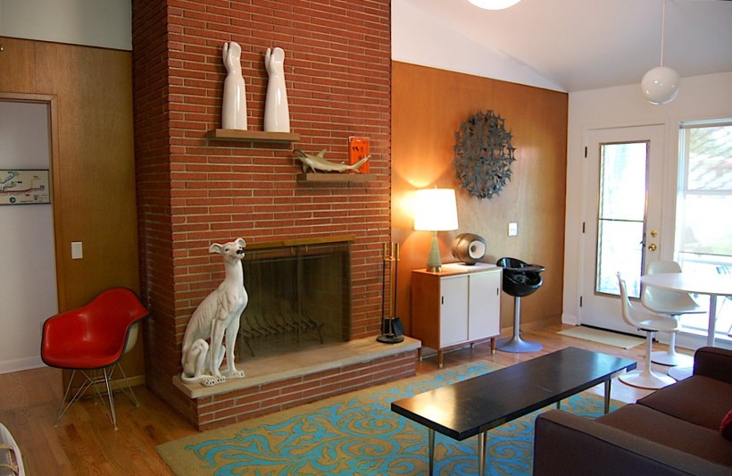 Камин из красного кирпича в интерьере