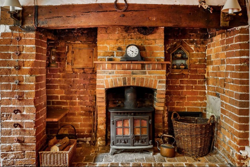 Старинный кирпичный камин