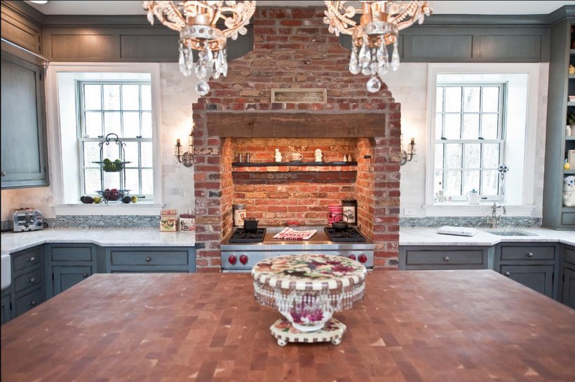 Старинная кухня с камином