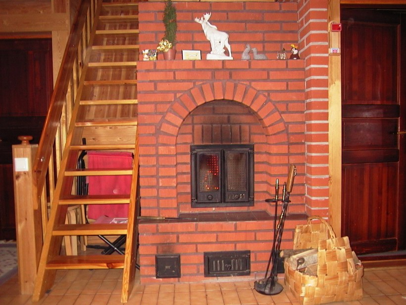 Загородный кирпичный дом камин