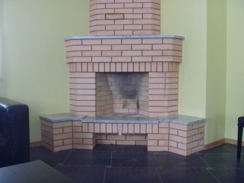 Угловой камин из кирпича