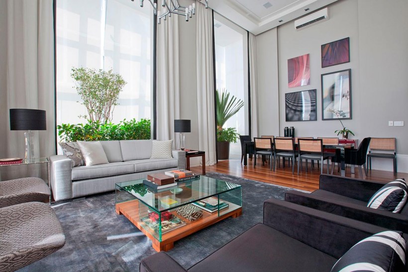 Современная гостиная с высокими потолками