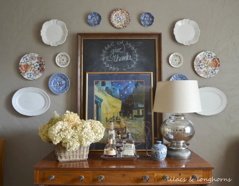 Тарелки на стене в интерьере