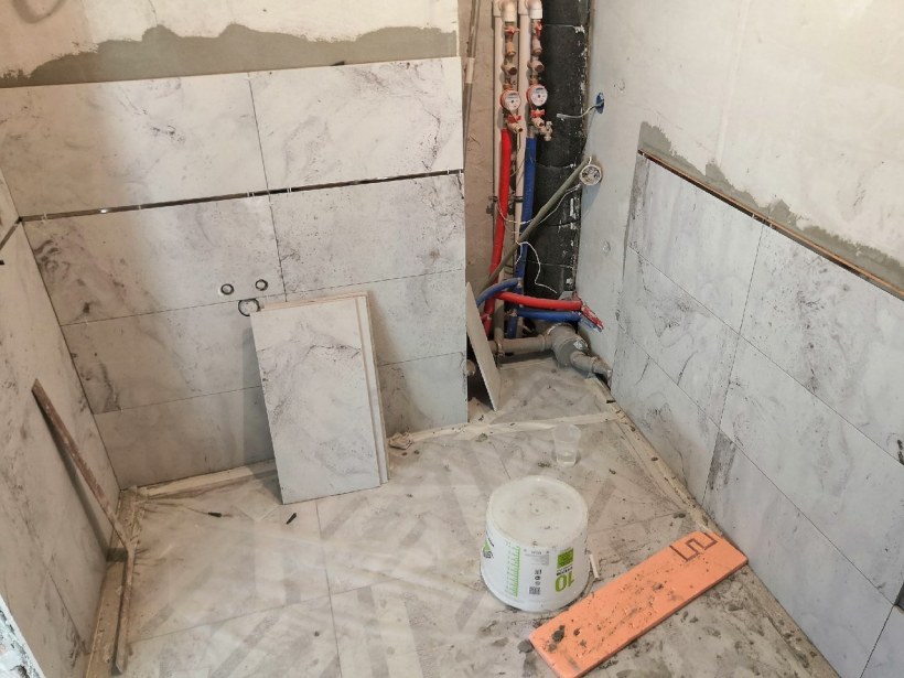 Сантехнический люк в углу