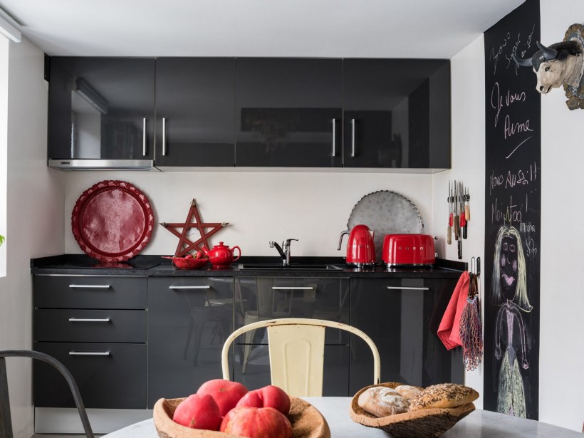Кухня с чёрными акцентами