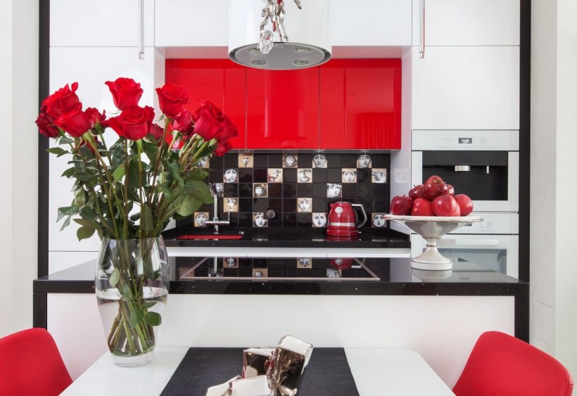 Белая кухня с красными акцентами интерьер