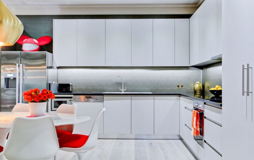 Белая кухня с яркими акцентами