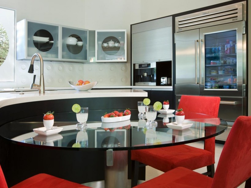 Яркий холодильник в интерьере кухни